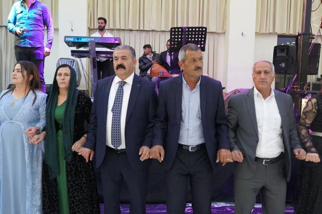 Aşiret düğününde gelinle damada 1,5 milyon liralık takı ve para Aşiret düğününde gelinle damada 1,5 milyon liralık takı ve para