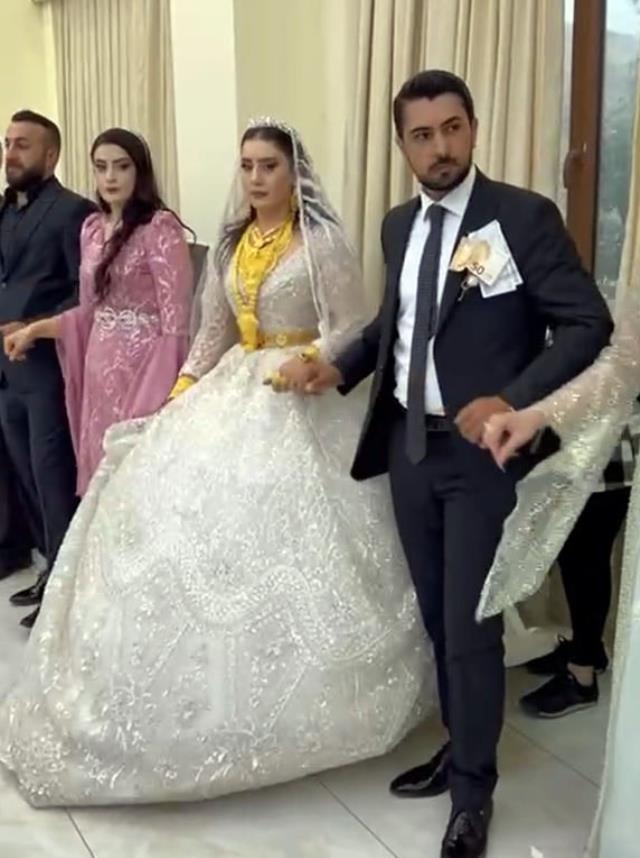 Aşiret düğününde gelinle damada 1,5 milyon liralık takı ve para Aşiret düğününde gelinle damada 1,5 milyon liralık takı ve para