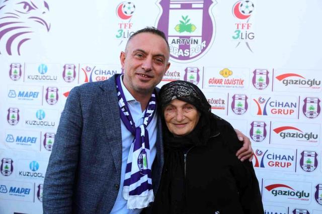 Başkanın annesi soyunma odasına indi, açıkladığı prim futbolcuları sevinçten çıldırttı