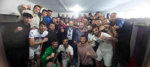 Başkanın annesi soyunma odasına indi, açıkladığı prim futbolcuları sevinçten çıldırttı