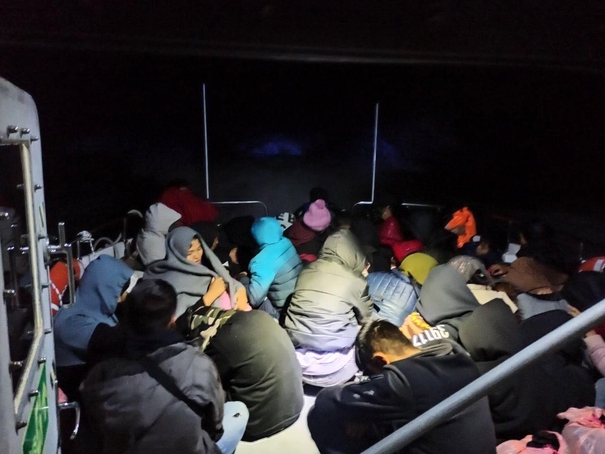 Çanakkale\'de 42 düzensiz göçmen kurtarıldı