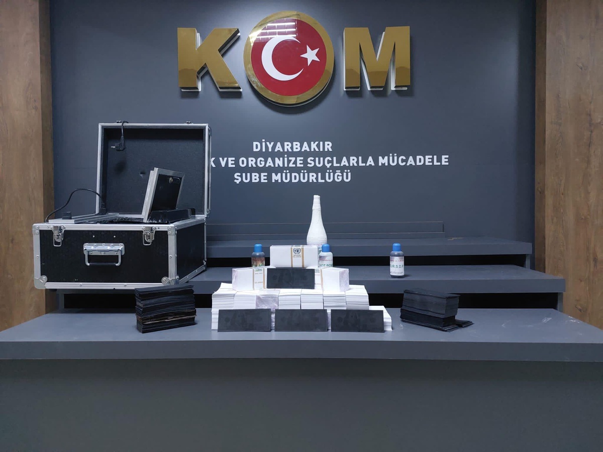 Diyarbakır\'da sahte banknotlara dolar izlenimi veren zanlı tutuklandı