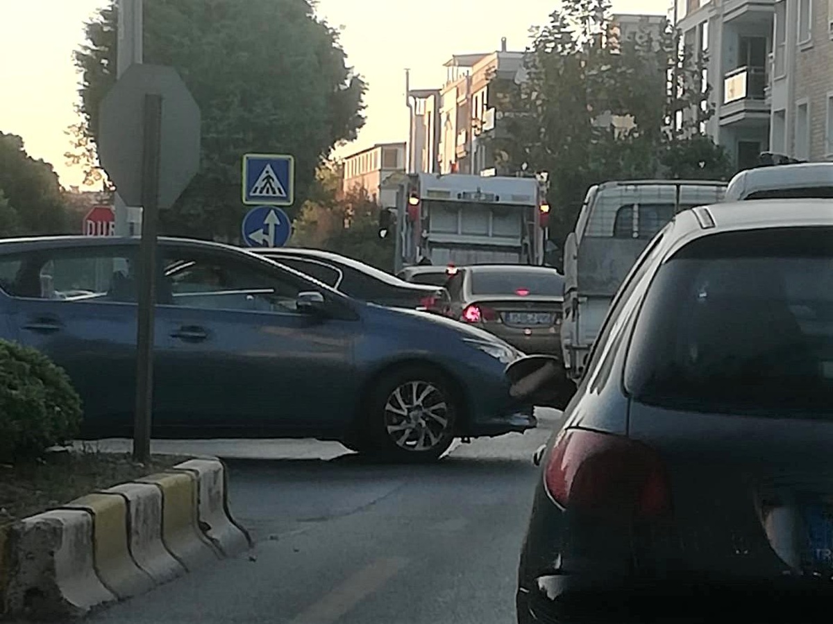 Efeler\'de çöp toplama saatleri trafik akışına engel oluyor