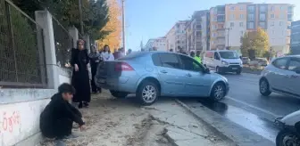 Ehliyetsiz liselinin kullandığı otomobil, kaldırımda yürüyen liseliye çarptı