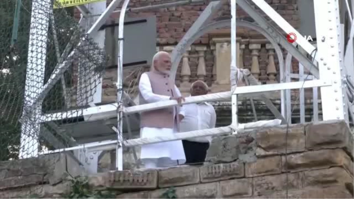 Hindistan Başbakanı Modi, köprü faciasının yaşandığı bölgeyi ziyaret etti