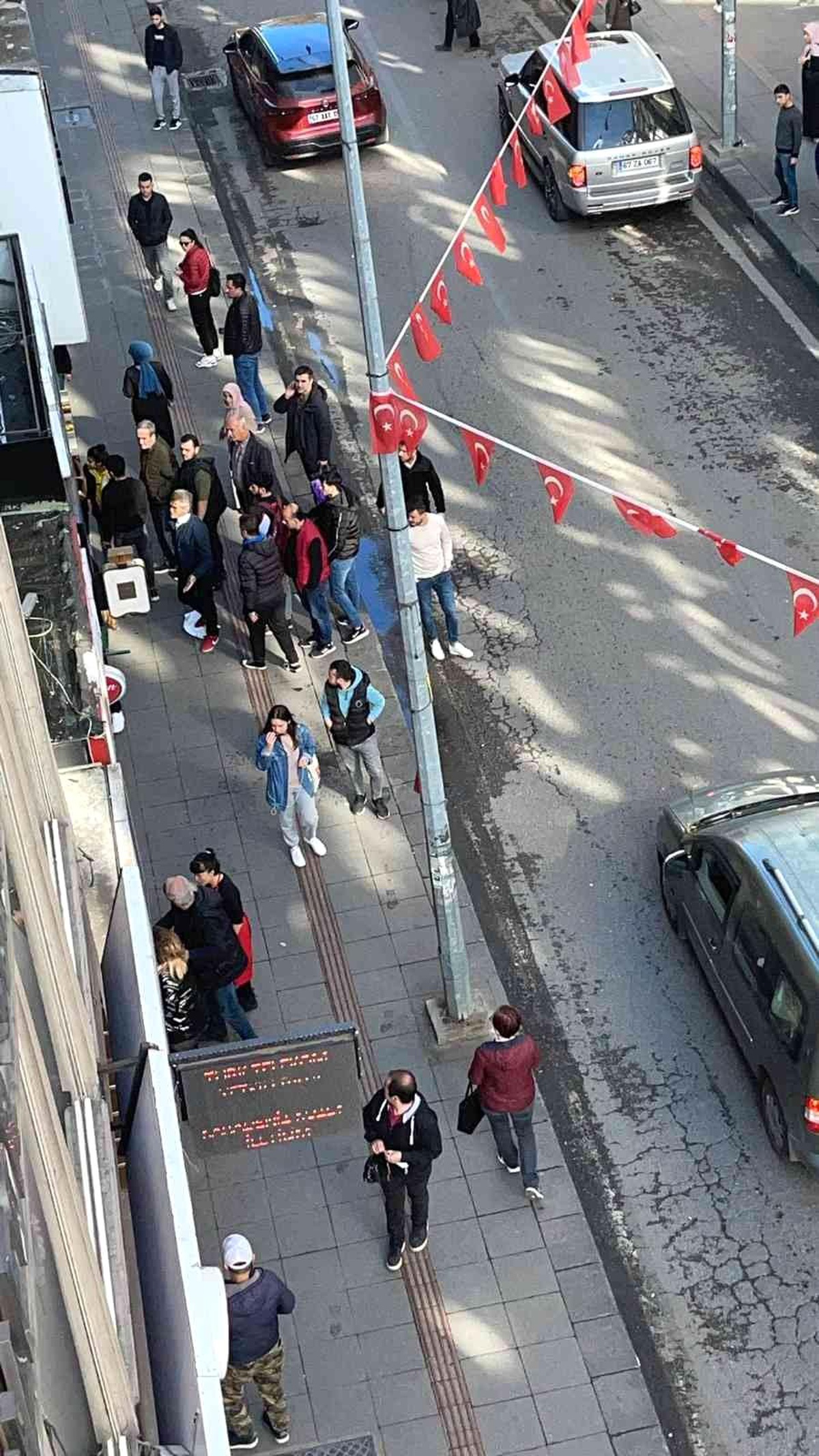 İki genç kız arasında sokakta kavga etti