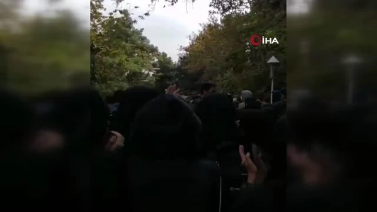 İran\'da üniversitelerde tutuklu öğrenciler için protesto