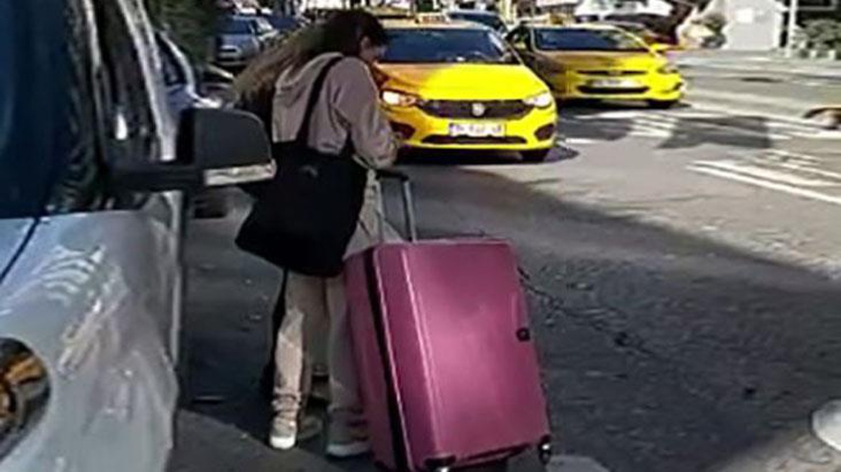 İstanbul\'da taksicilerden skandal hareket! Bavuluyla taksi bekleyen 2 kadına etmediklerini bırakmadılar