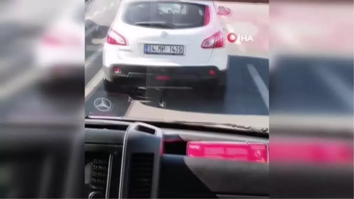 İstanbul'da ambulansa yol vermeyen araç sürücüsü kamerada