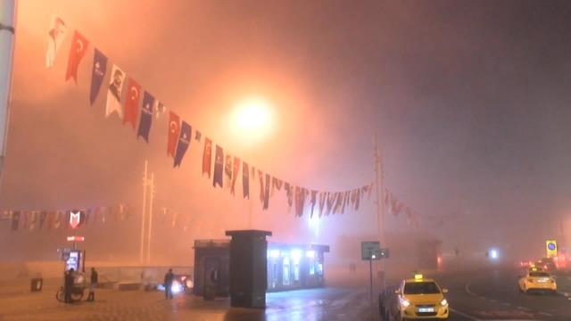 İstanbul'da göz gözü görmüyor! Sis her yeri kapladı, görüş mesafesi düştü İstanbul'da göz gözü görmüyor! Sis her yeri kapladı, görüş mesafesi düştü