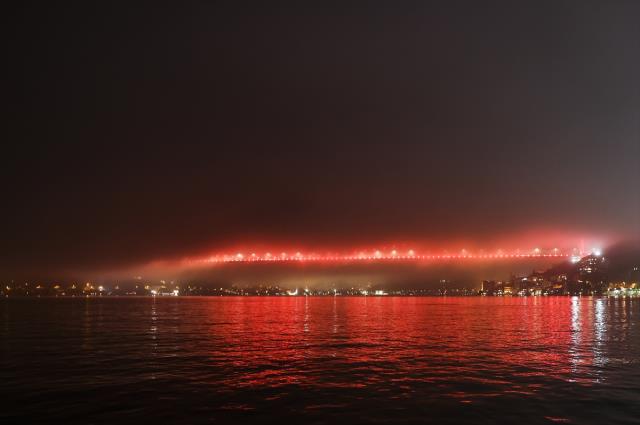 İstanbul'da göz gözü görmüyor! Sis her yeri kapladı, görüş mesafesi düştü İstanbul'da göz gözü görmüyor! Sis her yeri kapladı, görüş mesafesi düştü