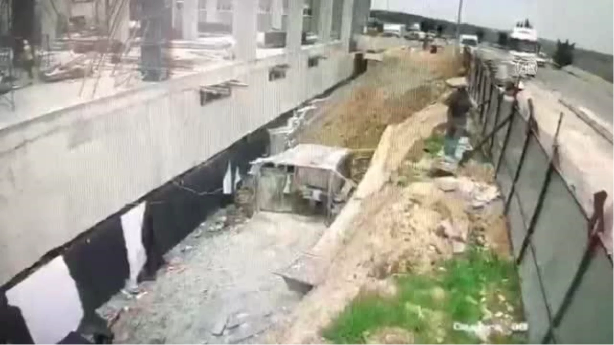 İstanbul\'da kontrolden çıkan hafriyat kamyonu inşaat alanına girdi