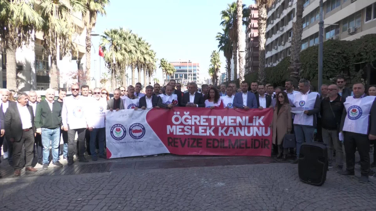 İzmir\'de Eğitim Bir Sen\'den Öğretmenlik Meslek Kanunu Protestosu: "Öğretmenlerin Beklentilerini Karşılamıyor"