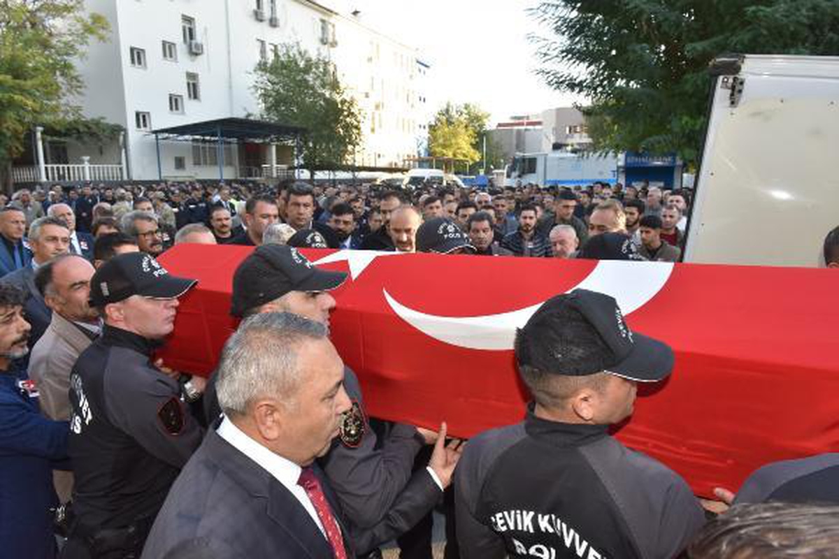İzne geldiği Batman\'da rahatsızlanarak vefat eden polis memuru toprağa verildi