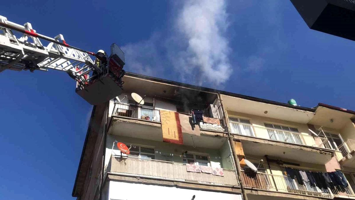 Karaman\'da 4 katlı binada çıkan yangını korkuttu