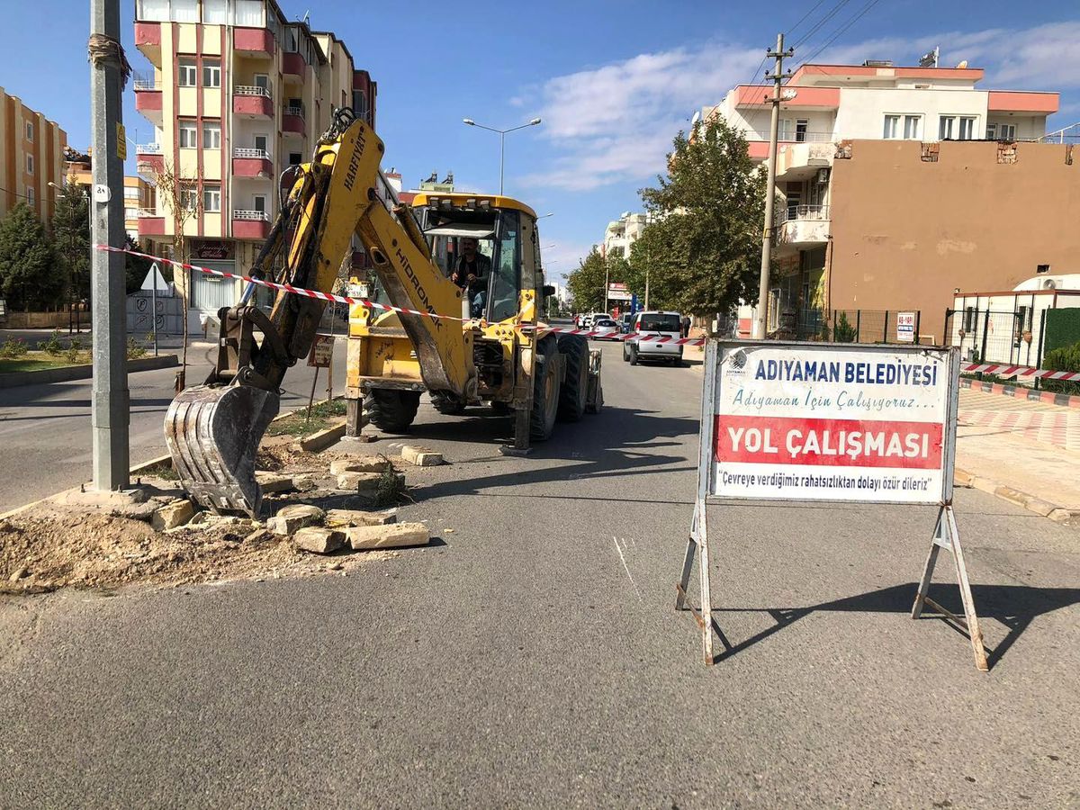 Karapınar Caddesi\'nde refüj düzenleme çalışması yapılıyor