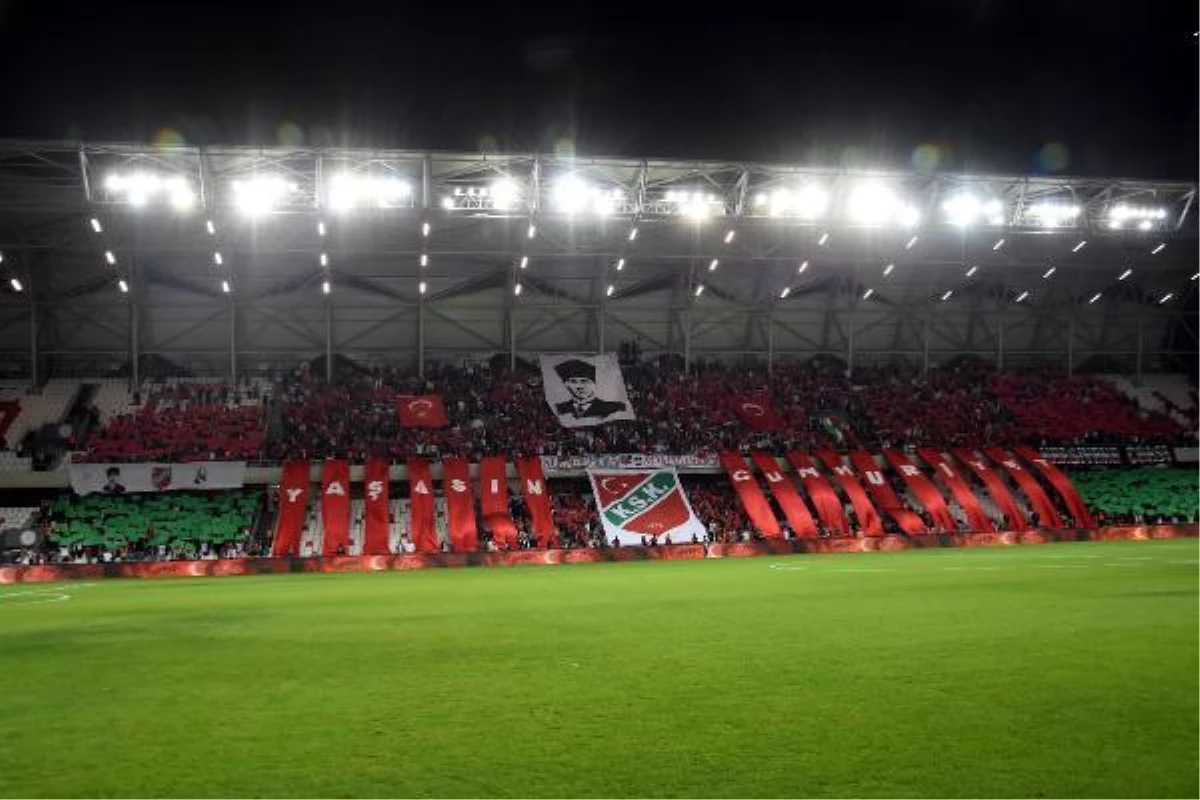 Karşıyaka tribünde farklı