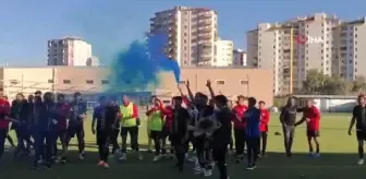 Kayseri'de amatör lig futbolcusu maçın ardından sahada kız arkadaşına evlilik teklifi etti
