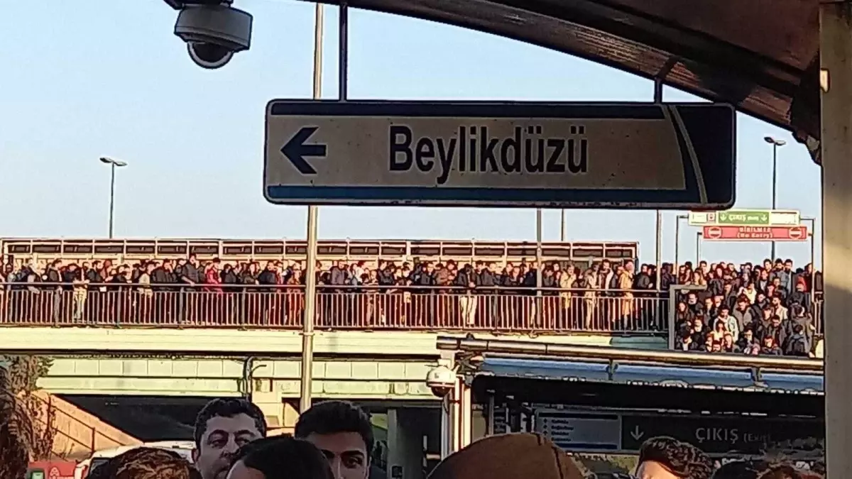 Altunizade\'deki metrobüs durağı dolup taştı! Adım atmak bile imkansız hale geldi