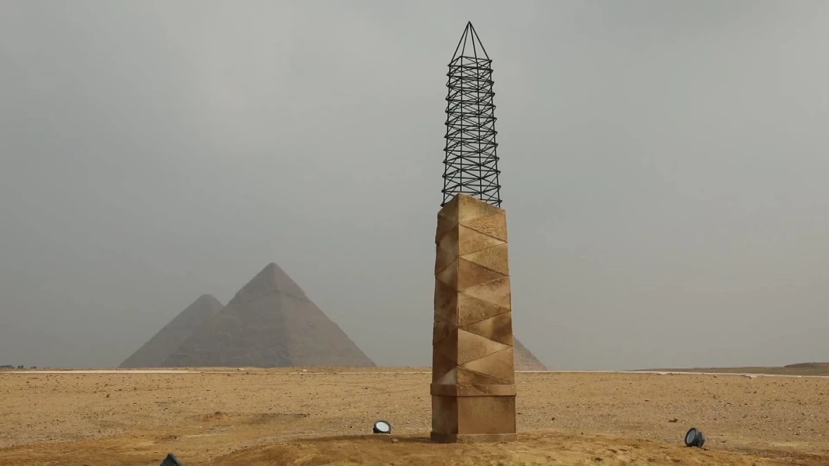 Mısır Piramitleri Önünde Çağdaş Sanat Sergisi Açıldı