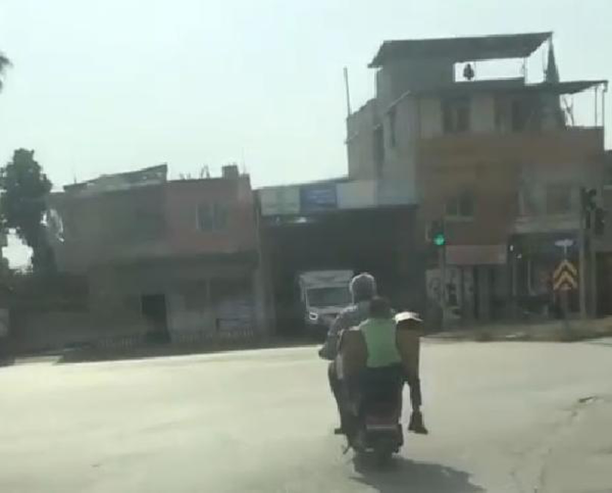 Motosiklette karton koliye asılan çocuğun tehlikeli yolculuğu kamerada