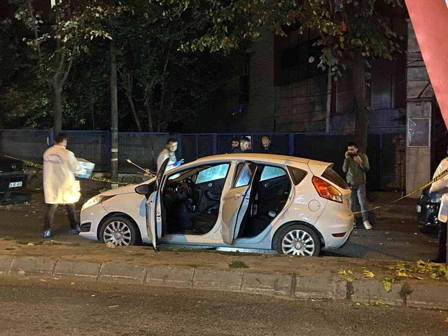 Şişli'de seyir halindeki aracı durdurup kadını kaçırdılar, şoföre de kurşun yağdırdılar: 1 ölü Şişli'de seyir halindeki aracı durdurup kadını kaçırdılar, şoföre de kurşun yağdırdılar: 1 ölü