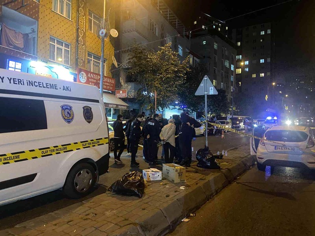 Şişli'de seyir halindeki aracı durdurup kadını kaçırdılar, şoföre de kurşun yağdırdılar: 1 ölü Şişli'de seyir halindeki aracı durdurup kadını kaçırdılar, şoföre de kurşun yağdırdılar: 1 ölü