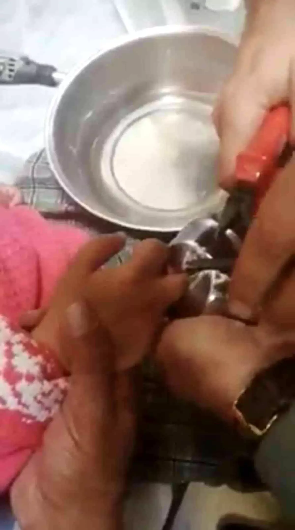 Parmağı kapı kolunun demir parçasına sıkışan minik kızı itfaiye ekipleri kurtardı