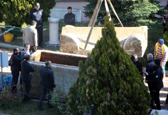 Roma dönemine ait lahitten insan kemikleri çıktı Roma dönemine ait lahitten insan kemikleri çıktı