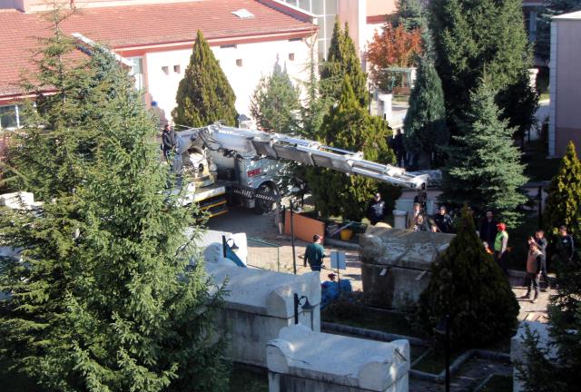 Roma dönemine ait lahitten insan kemikleri çıktı Roma dönemine ait lahitten insan kemikleri çıktı