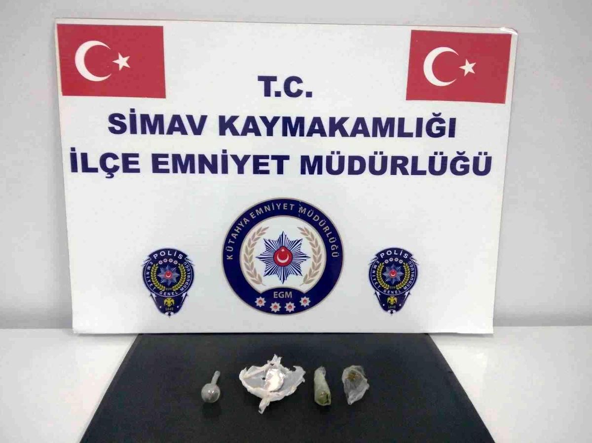 Simav\'da 3 kişinin bulunduğu araçta uyuşturucu ele geçirildi