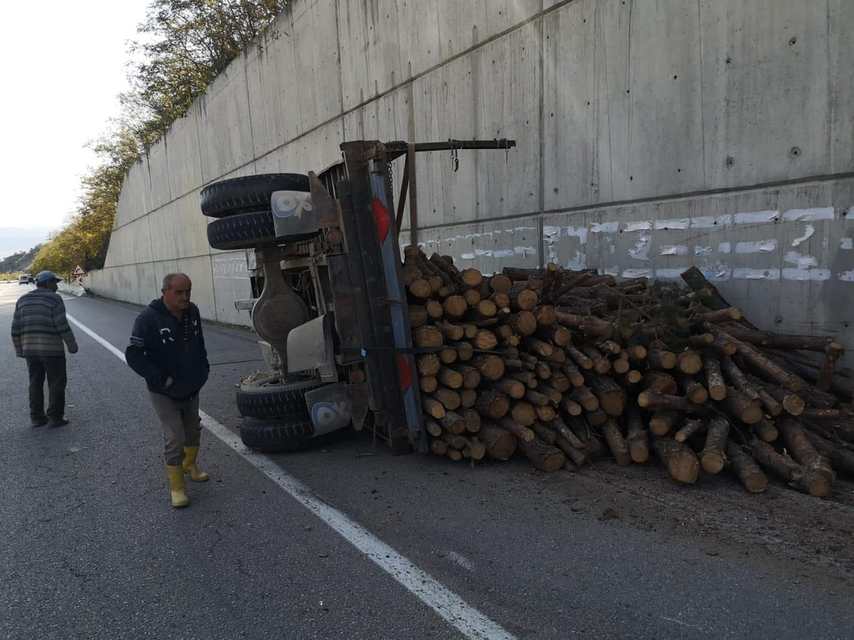 Sinop\'ta otomobil ile traktör çarpıştı 5 kişi yaralandı