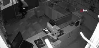 Telefoncu dükkanındaki hırsızlık anı kamerada