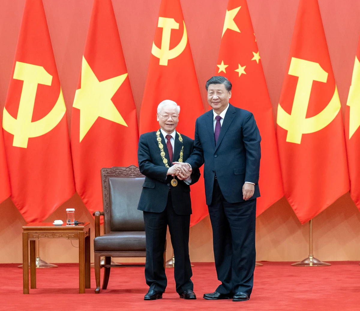 Xi\'den Vietnam Liderine Dostluk Madalyası