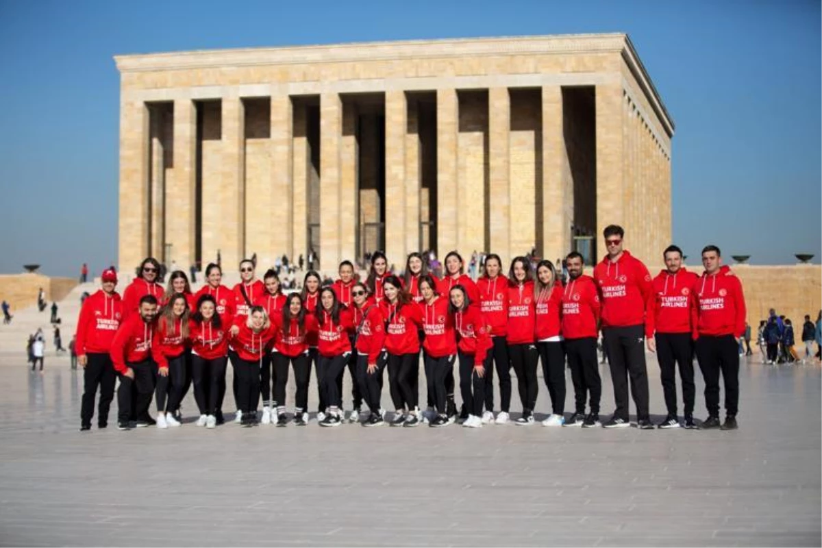 A Milli Kadın Hentbol Takımı, Anıtkabir\'i ziyaret etti