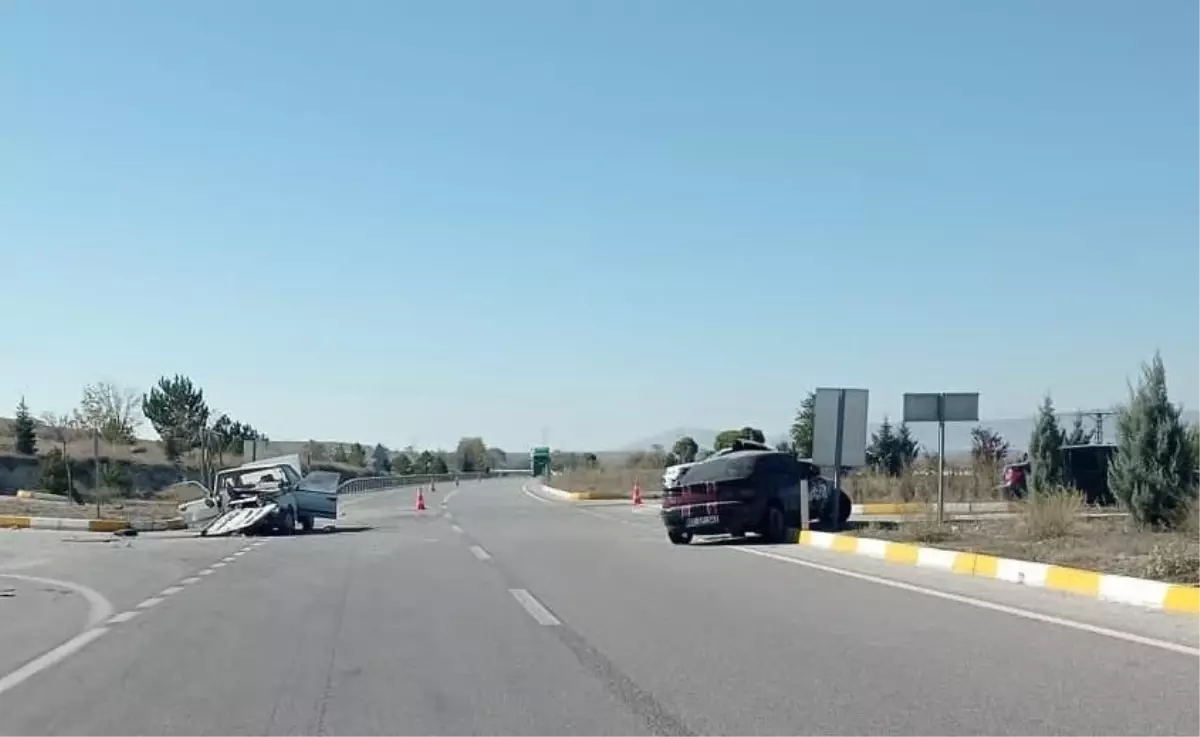 Afyonkarahisar\'da 2 otomobilin çarpıştığı kazada 1 kişi öldü, 4 kişi yaralandı