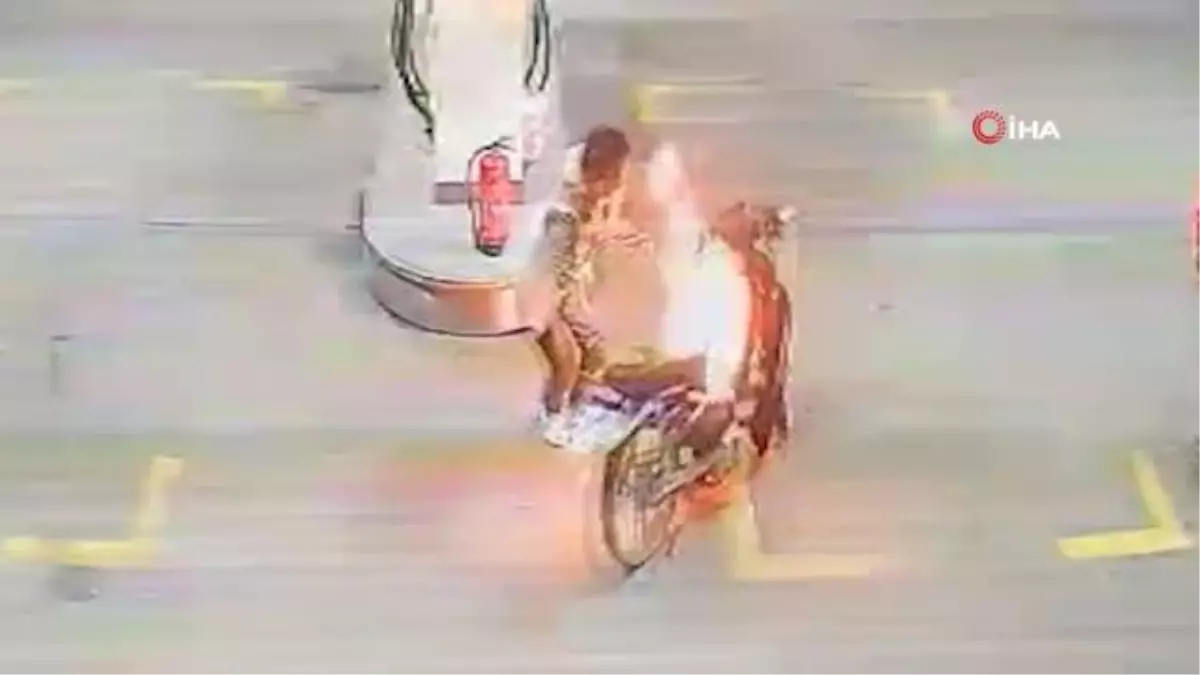 Akaryakıt istasyonunda motosiklet alev aldı, 2 genç yanmaktan son anda kurtuldu