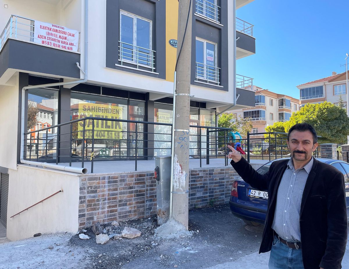 Aksaray\'da apartmanın elektrik kablosunu çalan hırsıza pankartlı tepki