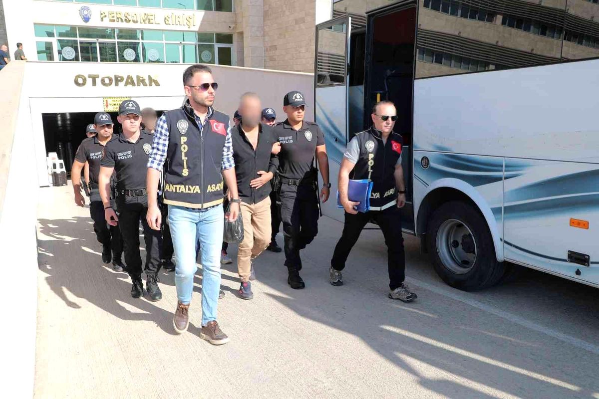 Antalya\'da aranan 54 zanlı yakalandı