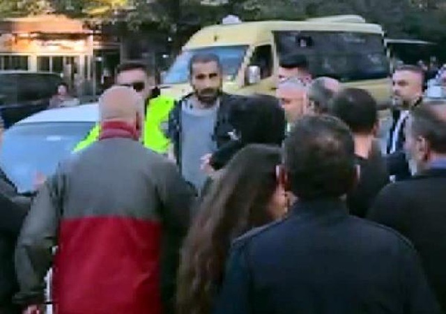 AVCILAR'DA ATATÜRK ANITI'NA BALTAYLA SALDIRAN ŞÜPHELİ GÖZALTINA ALINDI AVCILAR'DA ATATÜRK ANITI'NA BALTAYLA SALDIRAN ŞÜPHELİ GÖZALTINA ALINDI