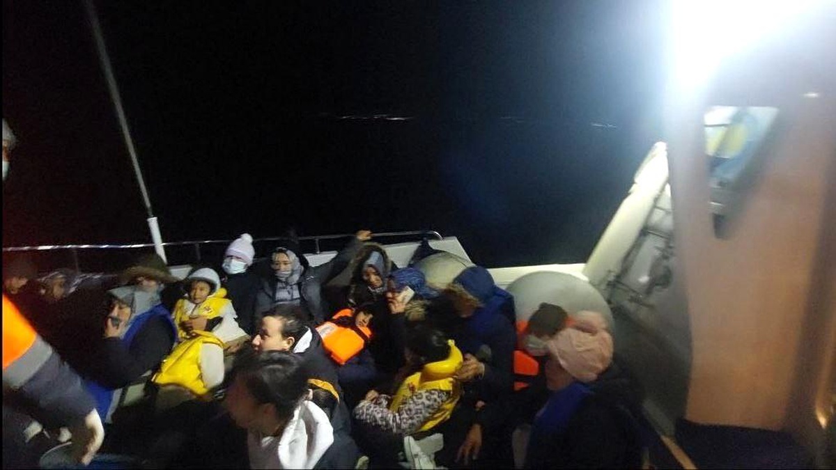 Ayvalık açıklarında 34 düzensiz göçmen kurtarıldı