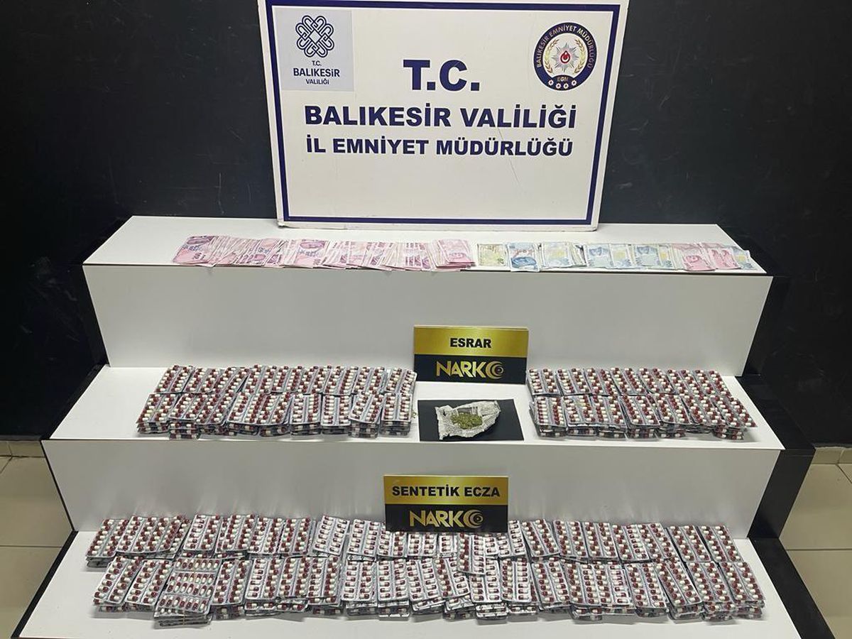 Balıkesir\'de uyuşturucu bulunan otomobildeki 3 kişi gözaltına alındı