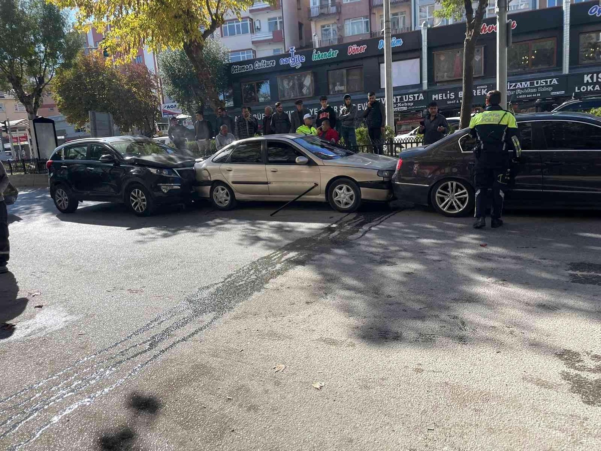 Bilecik\'te 4 aracın karıştığı zincirleme trafik kazası