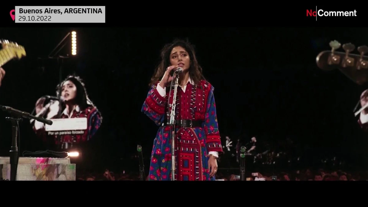 Coldplay konserinde İranlı şarkıcıyla birlikte protestoların sembol şarkısı \'Beraye\'yi söyledi