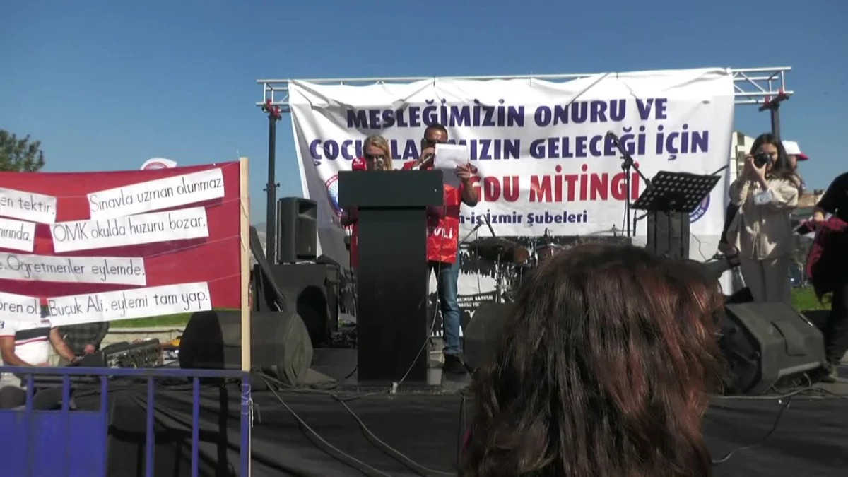 Eğitim İş\'ten İzmir\'de \'Öğretmenlik Meslek Kanunu\' Protestosu