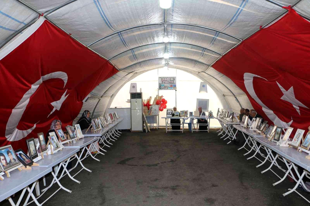 HDP\'den evlatlarını isteyen ailelerin nöbeti bin 157 gündür devam ediyor