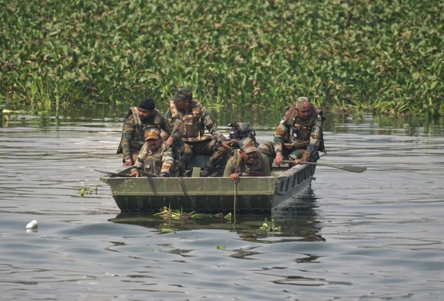 Hindistan Askerleri Asma Köprünün Çökmesinin Ardından Kurbanları Aramaya Devam Ediyor