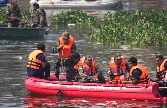 Hindistan Askerleri Asma Köprünün Çökmesinin Ardından Kurbanları Aramaya Devam Ediyor
