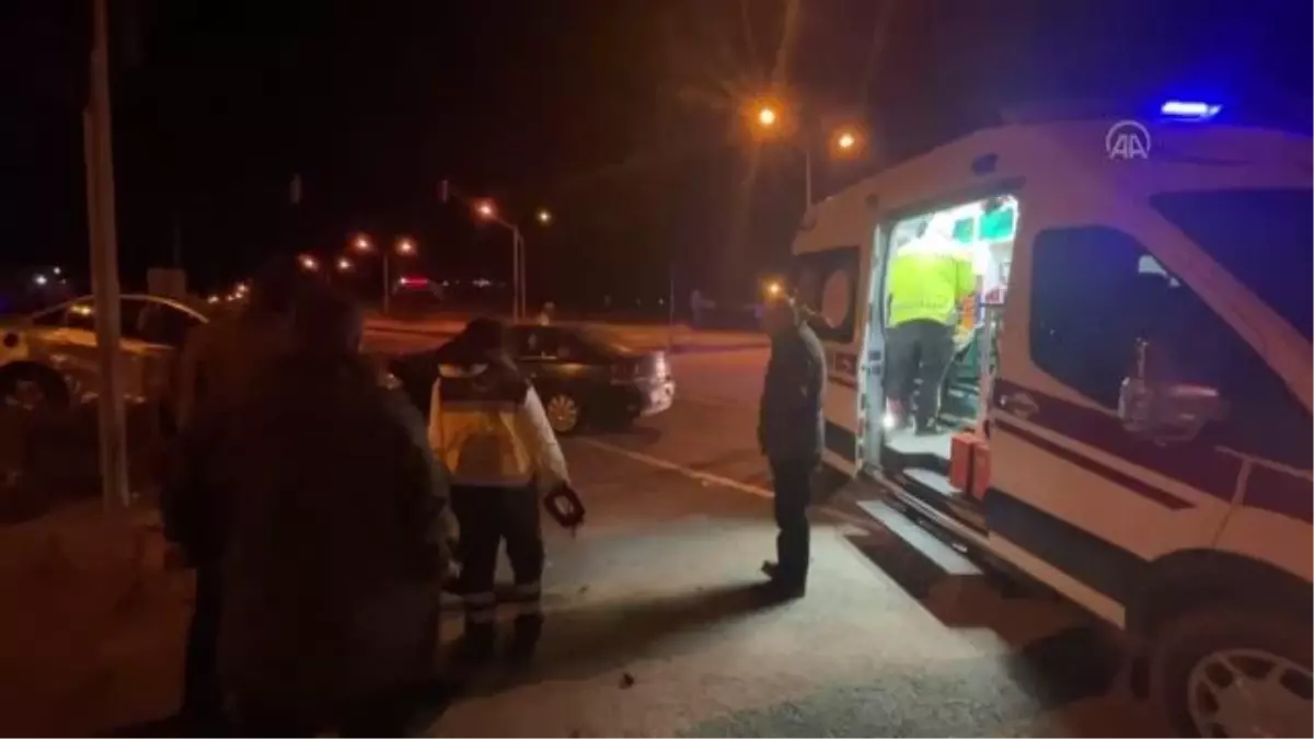 İki otomobil çarpıştı, 2 kişi yaralandı