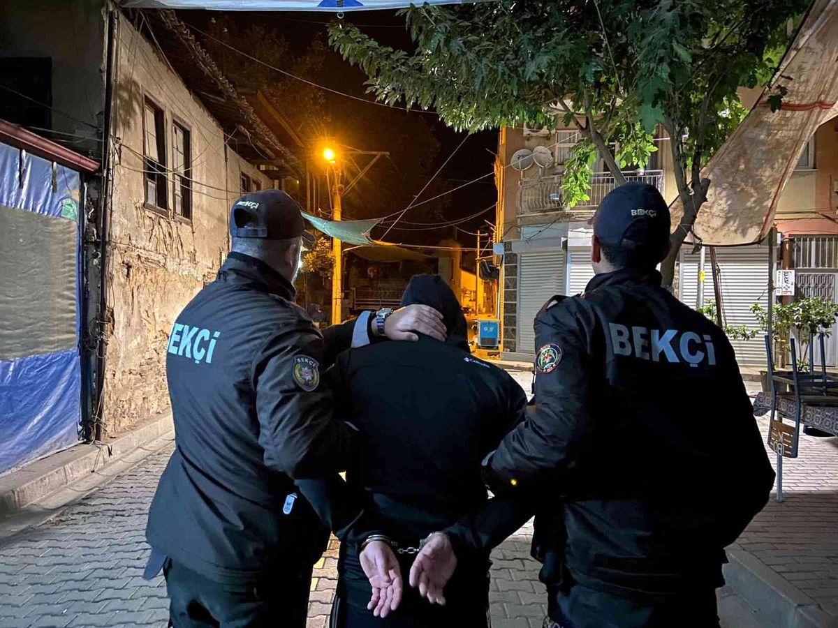 İzmir\'de bekçilerin şüphe üzerine durdurduğu kişiler firari çıktı